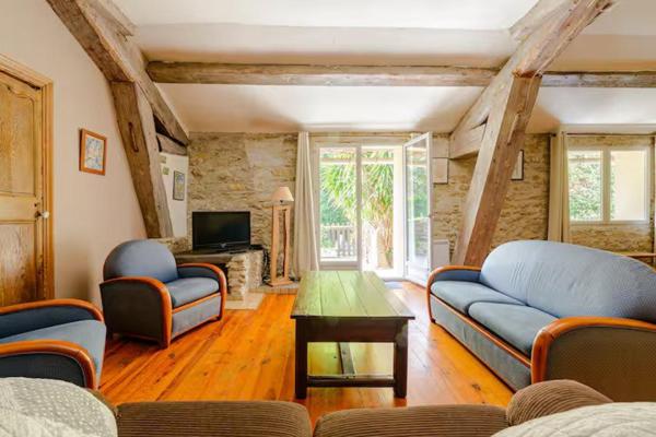 Gîte + Maison d'habitation 364m² sur terrain de 826m² avec piscine chauffée et garade de 190m²