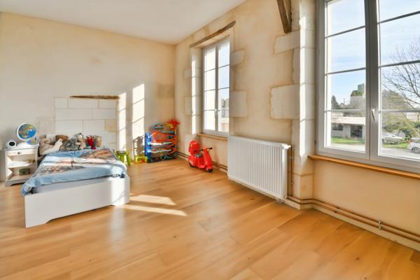 Propriete à vendre 7 pièces- 227 m² habitables - proche de SAINTES(17) 2 100 m² de terrain.