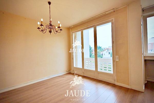 À vendre à Chamalieres, au centre, au premier étage avec balcon, cave et garage. Détails des diagnostics énergétiques