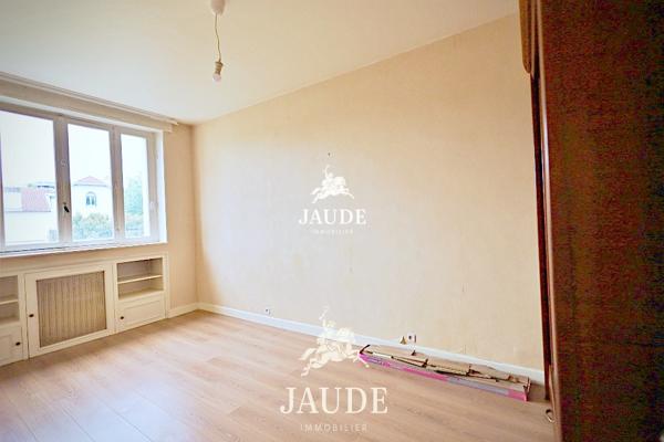 À vendre à Chamalieres, au centre, au premier étage avec balcon, cave et garage. Détails des diagnostics énergétiques