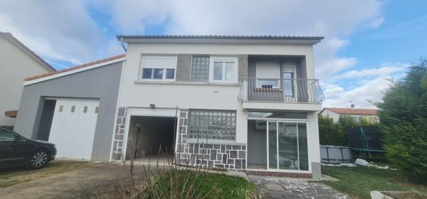 Maison de 78 m² habitables sur la commune d’aulnat avec deux garages et jardins.