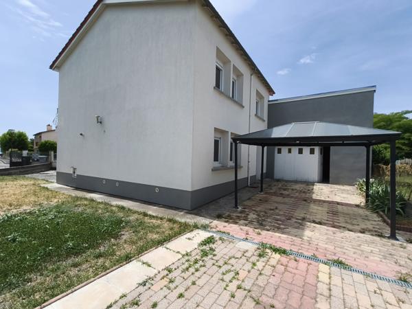 Maison de 78 m² habitables sur la commune d’aulnat avec deux garages et jardins.