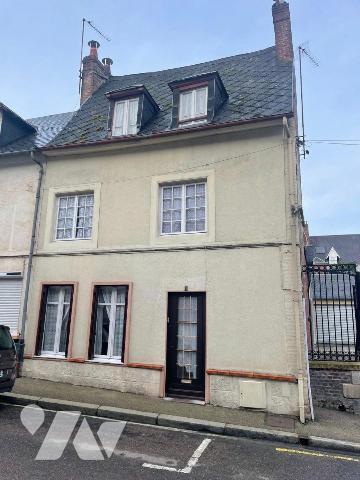 Maison mitoyenne à rénover, idéalement située à proximité du centre-ville, comprenant :
Au rez...