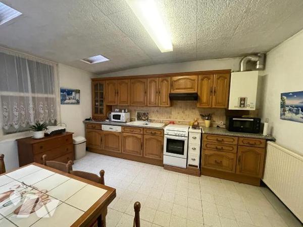 Maison mitoyenne à rénover, idéalement située à proximité du centre-ville, comprenant :
Au rez...