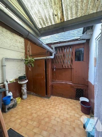 Maison mitoyenne à rénover, idéalement située à proximité du centre-ville, comprenant :
Au rez...