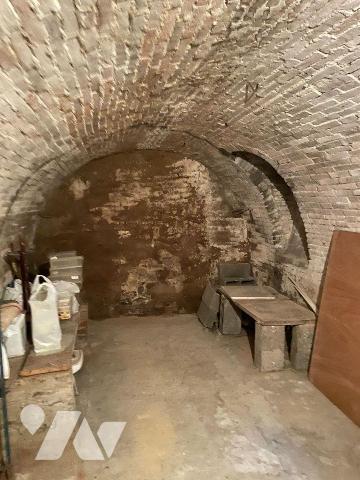 Maison mitoyenne à rénover, idéalement située à proximité du centre-ville, comprenant :
Au rez...