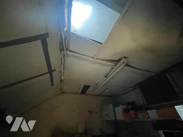 Maison mitoyenne à rénover, idéalement située à proximité du centre-ville, comprenant :
Au rez...