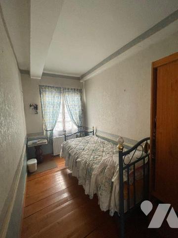 Maison mitoyenne à rénover, idéalement située à proximité du centre-ville, comprenant :
Au rez...