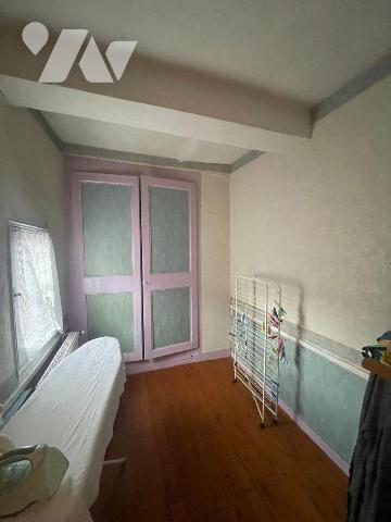 Maison mitoyenne à rénover, idéalement située à proximité du centre-ville, comprenant :
Au rez...