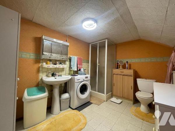 Maison mitoyenne à rénover, idéalement située à proximité du centre-ville, comprenant :
Au rez...