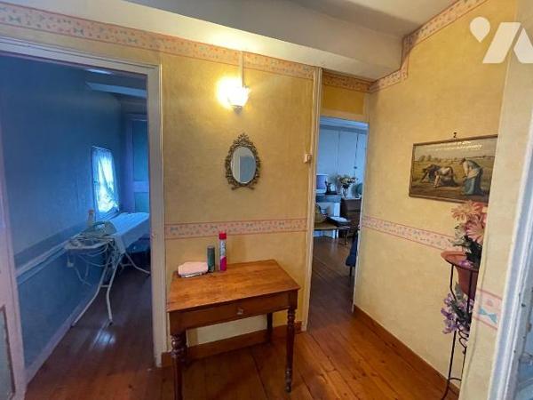 Maison mitoyenne à rénover, idéalement située à proximité du centre-ville, comprenant :
Au rez...