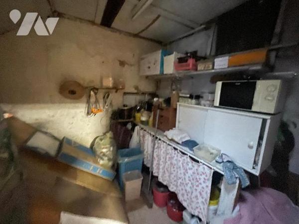 Maison mitoyenne à rénover, idéalement située à proximité du centre-ville, comprenant :
Au rez...