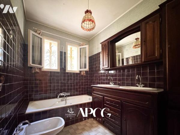 VILLA VUE SPLENDIDE AVEC PISCINE GARAGE CAVE ET TERRAIN NYONS 