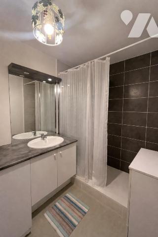 PLOEREN APPARTEMENT T3  60 m2  rez de chaussée - 2 chambres - 1 place de parking - 1 garage - 1 cave