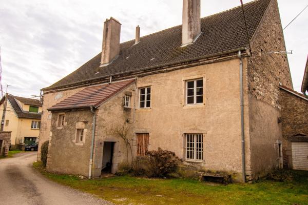 Imposante Maison en Pierre du XVIIe Siècle à 10 minutes du cnetre ville de Dole