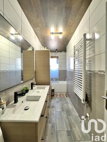 Maison 5 pièces de 115 m² à Saint-Gilles (30800)