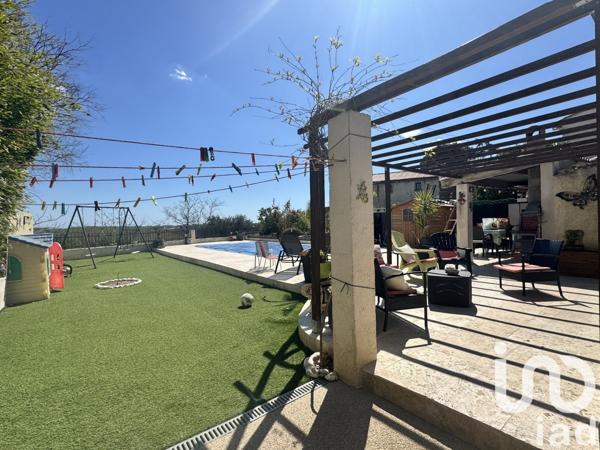 Maison 5 pièces de 115 m² à Saint-Gilles (30800)