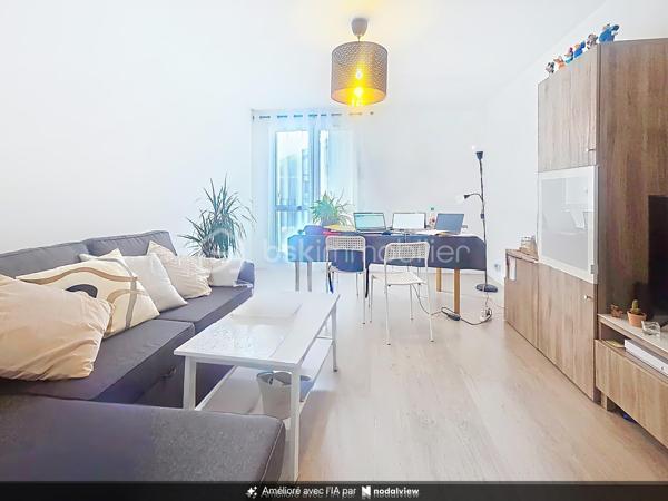 Posez vos valises, aucun travaux à prévoir !

Venez découvrir ce bel appartement entièrement rénové, situé au 1er étage d'une résidence calme et sécurisée.

Idéalement situé, vous profiterez de la proximité immédiate des écoles, commerces et transports, avec la gare de Noisiel RER A accessible en quelques minutes à pied.

L'appartement se compose d'un salon lumineux, d'une vaste cuisine entièrement équipée, de deux chambres avec rangements, d'une salle d'eau moderne et d'un WC séparé.

Un grand box avec espace de rangement en mezzanine vient compléter ce bien.

LES ATOUTS

✓ Appartement entièrement rénové : électricité, peintures, parquet et salle d'eau
✓ Aucun travaux à prévoir
✓ Matériaux de qualité et décoration soignée
✓ Travaux de rénovation énergétique de l'immeuble déjà payés : isolation, ravalement, toiture et volets
✓ DPE actuellement classé D, avec amélioration énergétique attendue à l'issue des travaux: passage en C
✓ Gare RER A à quelques minutes à pied
✓ Grand box avec rangements
✓ Local à vélos
✓ Résidence calme et sécurisée

Un appartement clé en main, idéal pour une résidence principale comme pour un investissement.

Une visite suffit peut-être pour avoir un coup de cœur… Contactez-moi pour venir le découvrir !