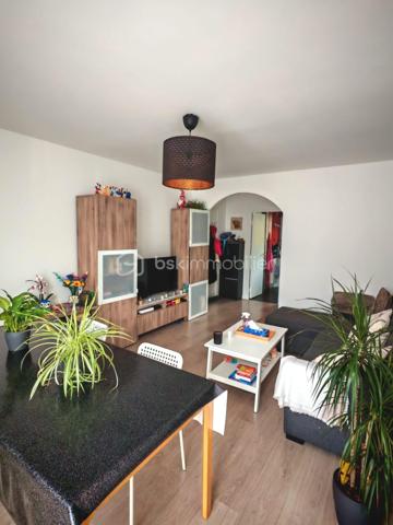 Posez vos valises, aucun travaux à prévoir !

Venez découvrir ce bel appartement entièrement rénové, situé au 1er étage d'une résidence calme et sécurisée.

Idéalement situé, vous profiterez de la proximité immédiate des écoles, commerces et transports, avec la gare de Noisiel RER A accessible en quelques minutes à pied.

L'appartement se compose d'un salon lumineux, d'une vaste cuisine entièrement équipée, de deux chambres avec rangements, d'une salle d'eau moderne et d'un WC séparé.

Un grand box avec espace de rangement en mezzanine vient compléter ce bien.

LES ATOUTS

✓ Appartement entièrement rénové : électricité, peintures, parquet et salle d'eau
✓ Aucun travaux à prévoir
✓ Matériaux de qualité et décoration soignée
✓ Travaux de rénovation énergétique de l'immeuble déjà payés : isolation, ravalement, toiture et volets
✓ DPE actuellement classé D, avec amélioration énergétique attendue à l'issue des travaux: passage en C
✓ Gare RER A à quelques minutes à pied
✓ Grand box avec rangements
✓ Local à vélos
✓ Résidence calme et sécurisée

Un appartement clé en main, idéal pour une résidence principale comme pour un investissement.

Une visite suffit peut-être pour avoir un coup de cœur… Contactez-moi pour venir le découvrir !