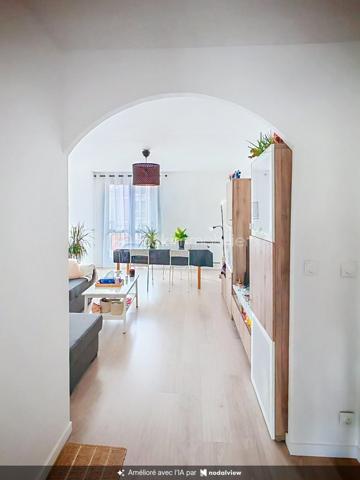 Posez vos valises, aucun travaux à prévoir !

Venez découvrir ce bel appartement entièrement rénové, situé au 1er étage d'une résidence calme et sécurisée.

Idéalement situé, vous profiterez de la proximité immédiate des écoles, commerces et transports, avec la gare de Noisiel RER A accessible en quelques minutes à pied.

L'appartement se compose d'un salon lumineux, d'une vaste cuisine entièrement équipée, de deux chambres avec rangements, d'une salle d'eau moderne et d'un WC séparé.

Un grand box avec espace de rangement en mezzanine vient compléter ce bien.

LES ATOUTS

✓ Appartement entièrement rénové : électricité, peintures, parquet et salle d'eau
✓ Aucun travaux à prévoir
✓ Matériaux de qualité et décoration soignée
✓ Travaux de rénovation énergétique de l'immeuble déjà payés : isolation, ravalement, toiture et volets
✓ DPE actuellement classé D, avec amélioration énergétique attendue à l'issue des travaux: passage en C
✓ Gare RER A à quelques minutes à pied
✓ Grand box avec rangements
✓ Local à vélos
✓ Résidence calme et sécurisée

Un appartement clé en main, idéal pour une résidence principale comme pour un investissement.

Une visite suffit peut-être pour avoir un coup de cœur… Contactez-moi pour venir le découvrir !