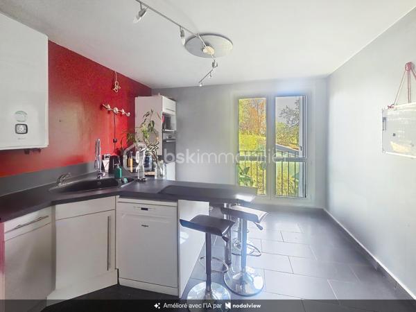 Posez vos valises, aucun travaux à prévoir !

Venez découvrir ce bel appartement entièrement rénové, situé au 1er étage d'une résidence calme et sécurisée.

Idéalement situé, vous profiterez de la proximité immédiate des écoles, commerces et transports, avec la gare de Noisiel RER A accessible en quelques minutes à pied.

L'appartement se compose d'un salon lumineux, d'une vaste cuisine entièrement équipée, de deux chambres avec rangements, d'une salle d'eau moderne et d'un WC séparé.

Un grand box avec espace de rangement en mezzanine vient compléter ce bien.

LES ATOUTS

✓ Appartement entièrement rénové : électricité, peintures, parquet et salle d'eau
✓ Aucun travaux à prévoir
✓ Matériaux de qualité et décoration soignée
✓ Travaux de rénovation énergétique de l'immeuble déjà payés : isolation, ravalement, toiture et volets
✓ DPE actuellement classé D, avec amélioration énergétique attendue à l'issue des travaux: passage en C
✓ Gare RER A à quelques minutes à pied
✓ Grand box avec rangements
✓ Local à vélos
✓ Résidence calme et sécurisée

Un appartement clé en main, idéal pour une résidence principale comme pour un investissement.

Une visite suffit peut-être pour avoir un coup de cœur… Contactez-moi pour venir le découvrir !
