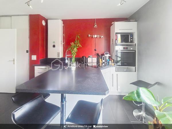 Posez vos valises, aucun travaux à prévoir !

Venez découvrir ce bel appartement entièrement rénové, situé au 1er étage d'une résidence calme et sécurisée.

Idéalement situé, vous profiterez de la proximité immédiate des écoles, commerces et transports, avec la gare de Noisiel RER A accessible en quelques minutes à pied.

L'appartement se compose d'un salon lumineux, d'une vaste cuisine entièrement équipée, de deux chambres avec rangements, d'une salle d'eau moderne et d'un WC séparé.

Un grand box avec espace de rangement en mezzanine vient compléter ce bien.

LES ATOUTS

✓ Appartement entièrement rénové : électricité, peintures, parquet et salle d'eau
✓ Aucun travaux à prévoir
✓ Matériaux de qualité et décoration soignée
✓ Travaux de rénovation énergétique de l'immeuble déjà payés : isolation, ravalement, toiture et volets
✓ DPE actuellement classé D, avec amélioration énergétique attendue à l'issue des travaux: passage en C
✓ Gare RER A à quelques minutes à pied
✓ Grand box avec rangements
✓ Local à vélos
✓ Résidence calme et sécurisée

Un appartement clé en main, idéal pour une résidence principale comme pour un investissement.

Une visite suffit peut-être pour avoir un coup de cœur… Contactez-moi pour venir le découvrir !
