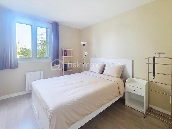 Posez vos valises, aucun travaux à prévoir !

Venez découvrir ce bel appartement entièrement rénové, situé au 1er étage d'une résidence calme et sécurisée.

Idéalement situé, vous profiterez de la proximité immédiate des écoles, commerces et transports, avec la gare de Noisiel RER A accessible en quelques minutes à pied.

L'appartement se compose d'un salon lumineux, d'une vaste cuisine entièrement équipée, de deux chambres avec rangements, d'une salle d'eau moderne et d'un WC séparé.

Un grand box avec espace de rangement en mezzanine vient compléter ce bien.

LES ATOUTS

✓ Appartement entièrement rénové : électricité, peintures, parquet et salle d'eau
✓ Aucun travaux à prévoir
✓ Matériaux de qualité et décoration soignée
✓ Travaux de rénovation énergétique de l'immeuble déjà payés : isolation, ravalement, toiture et volets
✓ DPE actuellement classé D, avec amélioration énergétique attendue à l'issue des travaux: passage en C
✓ Gare RER A à quelques minutes à pied
✓ Grand box avec rangements
✓ Local à vélos
✓ Résidence calme et sécurisée

Un appartement clé en main, idéal pour une résidence principale comme pour un investissement.

Une visite suffit peut-être pour avoir un coup de cœur… Contactez-moi pour venir le découvrir !