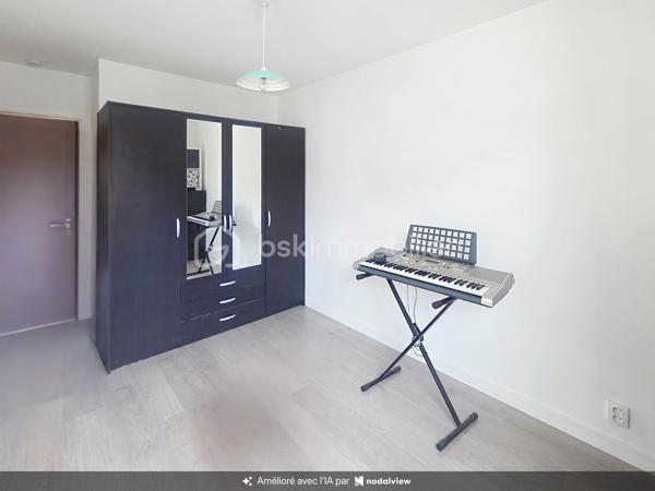 Posez vos valises, aucun travaux à prévoir !

Venez découvrir ce bel appartement entièrement rénové, situé au 1er étage d'une résidence calme et sécurisée.

Idéalement situé, vous profiterez de la proximité immédiate des écoles, commerces et transports, avec la gare de Noisiel RER A accessible en quelques minutes à pied.

L'appartement se compose d'un salon lumineux, d'une vaste cuisine entièrement équipée, de deux chambres avec rangements, d'une salle d'eau moderne et d'un WC séparé.

Un grand box avec espace de rangement en mezzanine vient compléter ce bien.

LES ATOUTS

✓ Appartement entièrement rénové : électricité, peintures, parquet et salle d'eau
✓ Aucun travaux à prévoir
✓ Matériaux de qualité et décoration soignée
✓ Travaux de rénovation énergétique de l'immeuble déjà payés : isolation, ravalement, toiture et volets
✓ DPE actuellement classé D, avec amélioration énergétique attendue à l'issue des travaux: passage en C
✓ Gare RER A à quelques minutes à pied
✓ Grand box avec rangements
✓ Local à vélos
✓ Résidence calme et sécurisée

Un appartement clé en main, idéal pour une résidence principale comme pour un investissement.

Une visite suffit peut-être pour avoir un coup de cœur… Contactez-moi pour venir le découvrir !