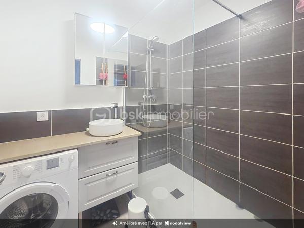 Posez vos valises, aucun travaux à prévoir !

Venez découvrir ce bel appartement entièrement rénové, situé au 1er étage d'une résidence calme et sécurisée.

Idéalement situé, vous profiterez de la proximité immédiate des écoles, commerces et transports, avec la gare de Noisiel RER A accessible en quelques minutes à pied.

L'appartement se compose d'un salon lumineux, d'une vaste cuisine entièrement équipée, de deux chambres avec rangements, d'une salle d'eau moderne et d'un WC séparé.

Un grand box avec espace de rangement en mezzanine vient compléter ce bien.

LES ATOUTS

✓ Appartement entièrement rénové : électricité, peintures, parquet et salle d'eau
✓ Aucun travaux à prévoir
✓ Matériaux de qualité et décoration soignée
✓ Travaux de rénovation énergétique de l'immeuble déjà payés : isolation, ravalement, toiture et volets
✓ DPE actuellement classé D, avec amélioration énergétique attendue à l'issue des travaux: passage en C
✓ Gare RER A à quelques minutes à pied
✓ Grand box avec rangements
✓ Local à vélos
✓ Résidence calme et sécurisée

Un appartement clé en main, idéal pour une résidence principale comme pour un investissement.

Une visite suffit peut-être pour avoir un coup de cœur… Contactez-moi pour venir le découvrir !