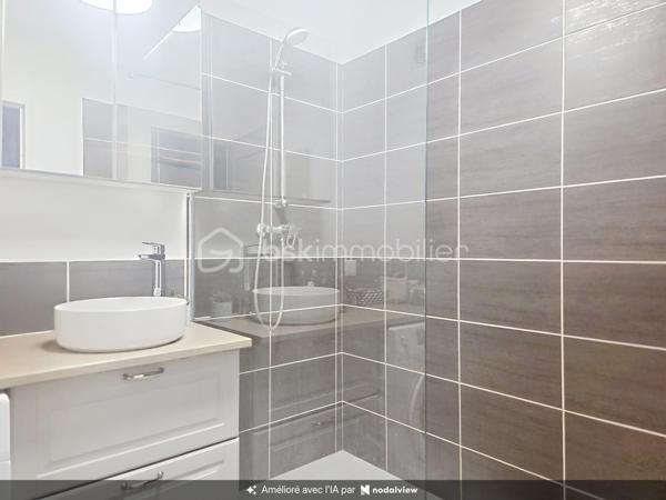 Posez vos valises, aucun travaux à prévoir !

Venez découvrir ce bel appartement entièrement rénové, situé au 1er étage d'une résidence calme et sécurisée.

Idéalement situé, vous profiterez de la proximité immédiate des écoles, commerces et transports, avec la gare de Noisiel RER A accessible en quelques minutes à pied.

L'appartement se compose d'un salon lumineux, d'une vaste cuisine entièrement équipée, de deux chambres avec rangements, d'une salle d'eau moderne et d'un WC séparé.

Un grand box avec espace de rangement en mezzanine vient compléter ce bien.

LES ATOUTS

✓ Appartement entièrement rénové : électricité, peintures, parquet et salle d'eau
✓ Aucun travaux à prévoir
✓ Matériaux de qualité et décoration soignée
✓ Travaux de rénovation énergétique de l'immeuble déjà payés : isolation, ravalement, toiture et volets
✓ DPE actuellement classé D, avec amélioration énergétique attendue à l'issue des travaux: passage en C
✓ Gare RER A à quelques minutes à pied
✓ Grand box avec rangements
✓ Local à vélos
✓ Résidence calme et sécurisée

Un appartement clé en main, idéal pour une résidence principale comme pour un investissement.

Une visite suffit peut-être pour avoir un coup de cœur… Contactez-moi pour venir le découvrir !