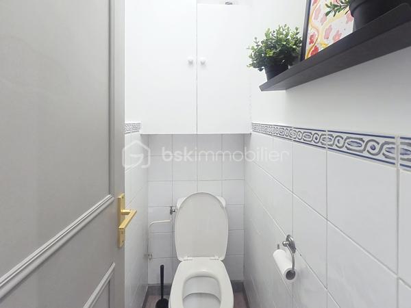 Posez vos valises, aucun travaux à prévoir !

Venez découvrir ce bel appartement entièrement rénové, situé au 1er étage d'une résidence calme et sécurisée.

Idéalement situé, vous profiterez de la proximité immédiate des écoles, commerces et transports, avec la gare de Noisiel RER A accessible en quelques minutes à pied.

L'appartement se compose d'un salon lumineux, d'une vaste cuisine entièrement équipée, de deux chambres avec rangements, d'une salle d'eau moderne et d'un WC séparé.

Un grand box avec espace de rangement en mezzanine vient compléter ce bien.

LES ATOUTS

✓ Appartement entièrement rénové : électricité, peintures, parquet et salle d'eau
✓ Aucun travaux à prévoir
✓ Matériaux de qualité et décoration soignée
✓ Travaux de rénovation énergétique de l'immeuble déjà payés : isolation, ravalement, toiture et volets
✓ DPE actuellement classé D, avec amélioration énergétique attendue à l'issue des travaux: passage en C
✓ Gare RER A à quelques minutes à pied
✓ Grand box avec rangements
✓ Local à vélos
✓ Résidence calme et sécurisée

Un appartement clé en main, idéal pour une résidence principale comme pour un investissement.

Une visite suffit peut-être pour avoir un coup de cœur… Contactez-moi pour venir le découvrir !