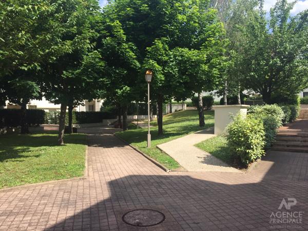 Appartement Rueil Malmaison 1 pièce(s) 30 m2 Loyer 880 €/mois charges comprises **  - Référence  20051