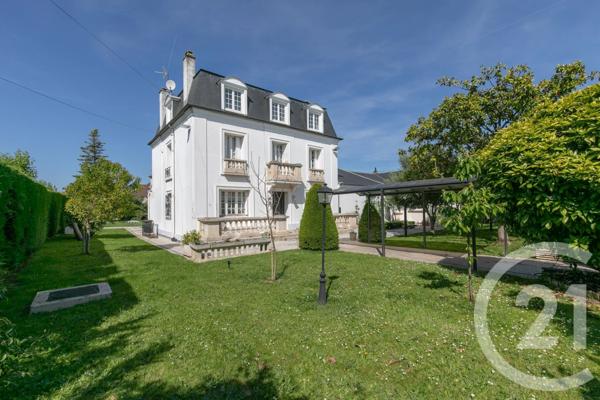 Maison à vendre  8 pièces - 301,54 m 2   ST MAUR DES FOSSES  - 94