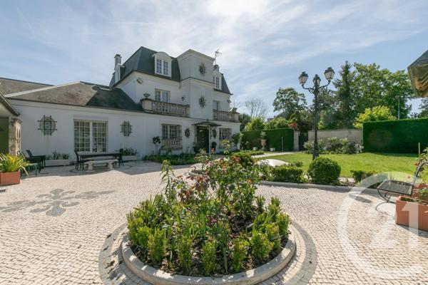 Maison à vendre  8 pièces - 301,54 m 2   ST MAUR DES FOSSES  - 94