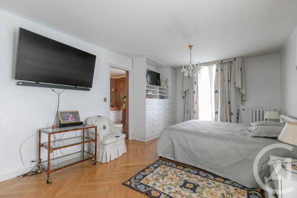 Maison à vendre  8 pièces - 301,54 m 2   ST MAUR DES FOSSES  - 94