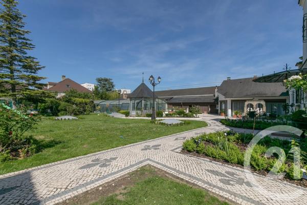 Maison à vendre  8 pièces - 301,54 m 2   ST MAUR DES FOSSES  - 94