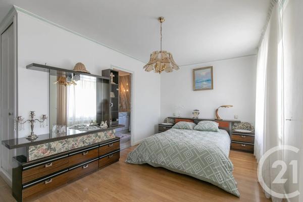 Maison à vendre  8 pièces - 301,54 m 2   ST MAUR DES FOSSES  - 94
