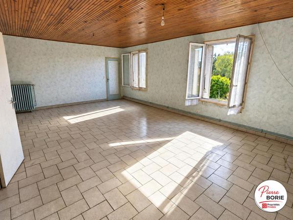 Exclusivité : CORLAY (Montipouret - 36), Grande bâtisse à rénover, jardin et garage