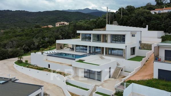 Vue splendide pour ces 2 maisons d'architecte de type californienne situées à Porticcio