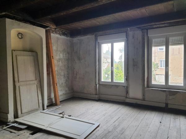 Dpt Vosges (88), à vendre RAMBERVILLERS immeuble T15 de 280 m2 à rénover en 5 ou 6 appartements avec cour