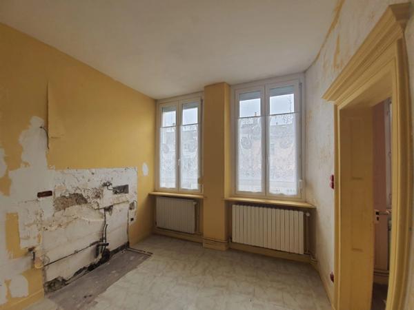 Dpt Vosges (88), à vendre RAMBERVILLERS immeuble T15 de 280 m2 à rénover en 5 ou 6 appartements avec cour