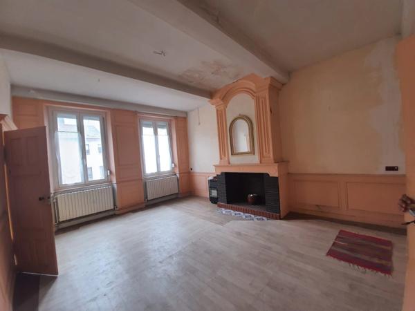 Dpt Vosges (88), à vendre RAMBERVILLERS immeuble T15 de 280 m2 à rénover en 5 ou 6 appartements avec cour