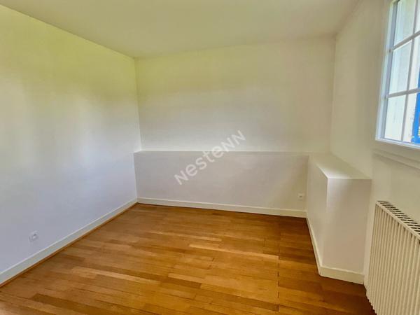 Orvault proche Bourg : En vente, jolie maison 2 chambres sur +416 m² parcelle, en hameau, prévoir assainissement.