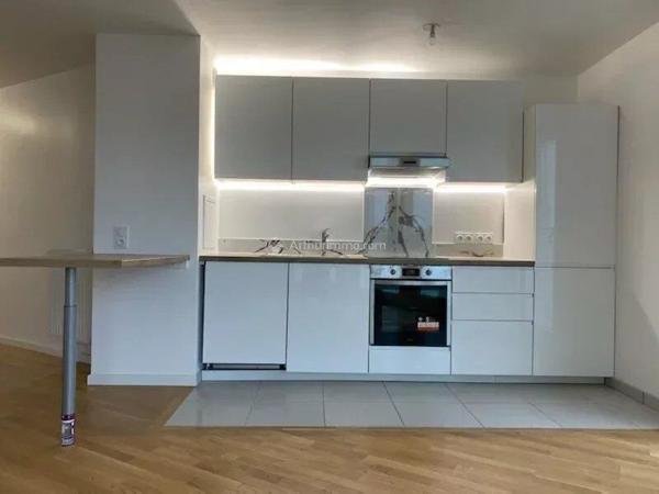 Location                                                      Appartement
                        
                     3 pièces                      70 m2                     à Asnières-sur-Seine