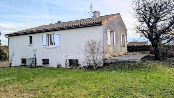 Maison dans le bourg avec séjour lumineux, trois chambres et un grand sous-sol