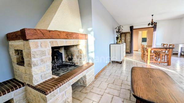 Maison dans le bourg avec séjour lumineux, trois chambres et un grand sous-sol