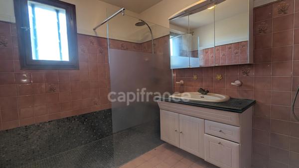 Maison dans le bourg avec séjour lumineux, trois chambres et un grand sous-sol