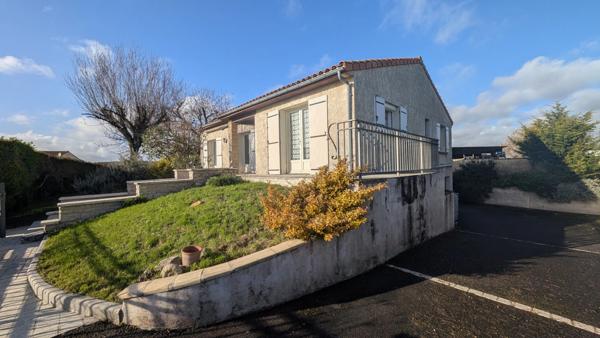 Maison dans le bourg avec séjour lumineux, trois chambres et un grand sous-sol