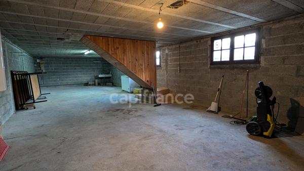 Maison dans le bourg avec séjour lumineux, trois chambres et un grand sous-sol
