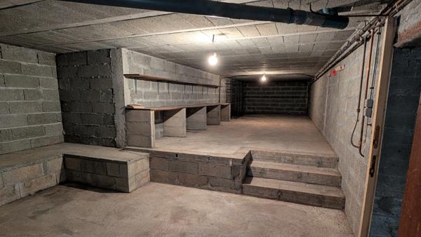 Maison dans le bourg avec séjour lumineux, trois chambres et un grand sous-sol